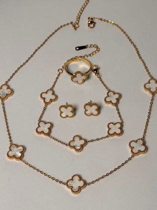 L’Élégance Intemporelle : Le Coffret Trèfle ✨