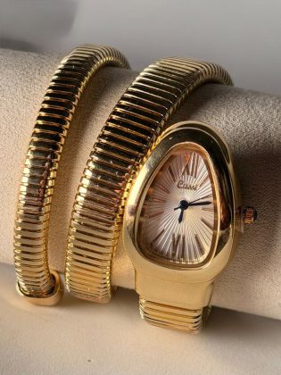 Glamour et Audacieuse
L’élégance prend une nouvelle forme. ✨🐍