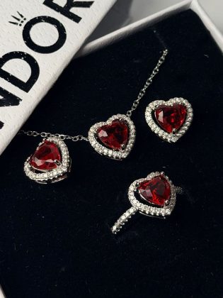 Le rouge passion rencontre l’élégance intemporelle. ❤️✨